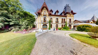 Maison - 1 000 m² - 16 pièces