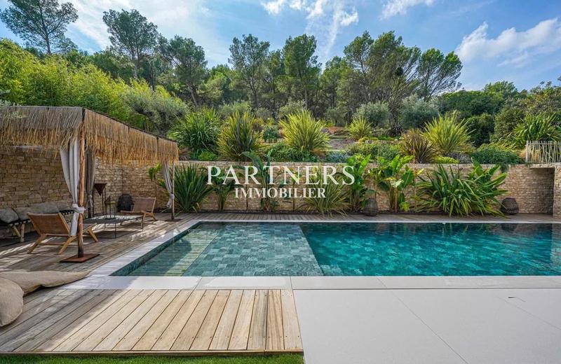 Maison - 350 m² - 6 pièces