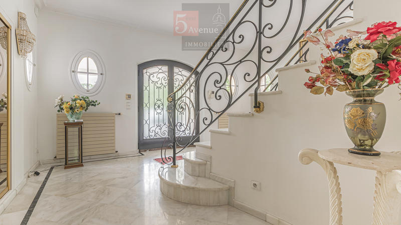 Maison - 330 m² - 8 pièces