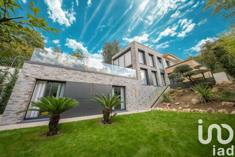 Maison - 560 m² - 7 pièces