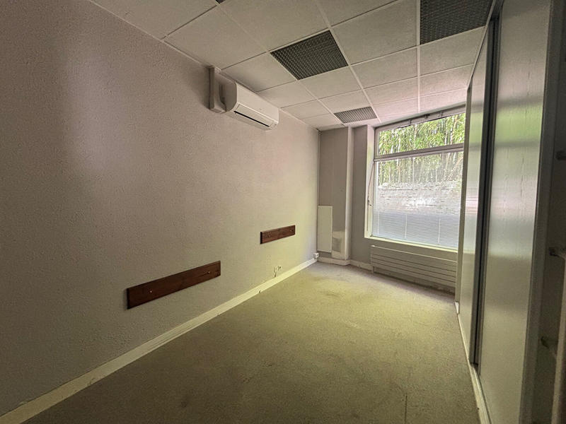 Local d'activité / Entrepôt - 212 m²