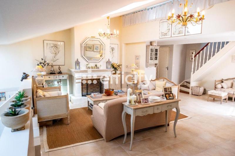 Maison - 277 m² - 12 pièces