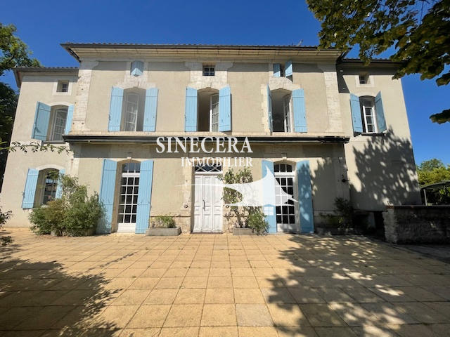 Maison - 725 m² - 6 pièces