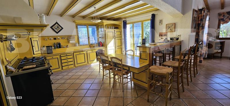 Propriété - 204 m² - 6 pièces