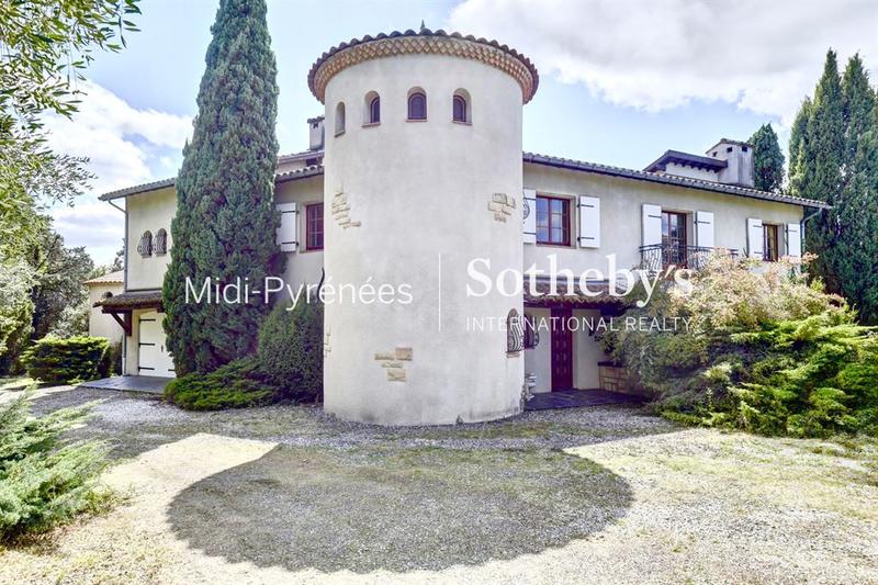 Maison - 242 m² - 6 pièces