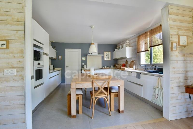 Maison - 227 m² - 8 pièces