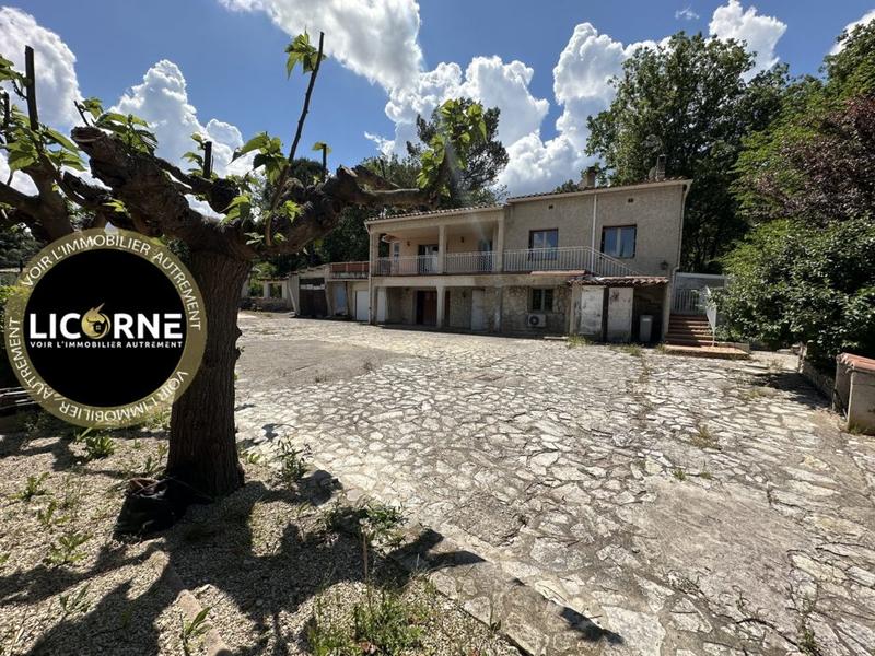 Villa - 168 m² - 9 pièces