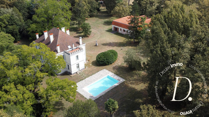 Maison - 408 m² - 12 pièces