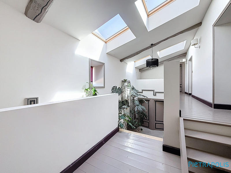 Maison - 380 m² - 5 pièces