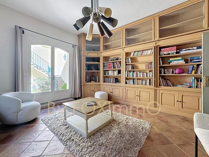 Propriété - 653 m² - 28 pièces