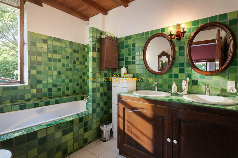 Maison - 250 m² - 8 pièces