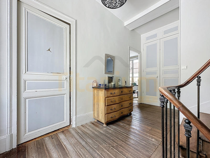 Maison - 280 m² - 11 pièces