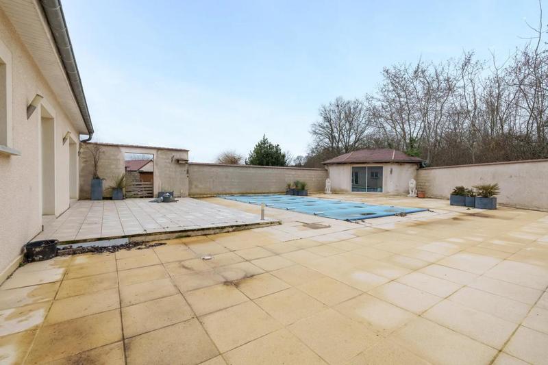 Maison - 238 m² - 8 pièces