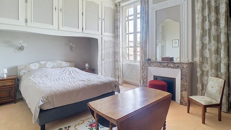 Maison - 275 m² - 9 pièces