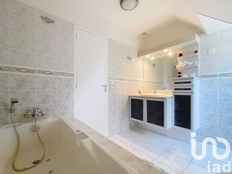 Maison - 219 m² - 6 pièces