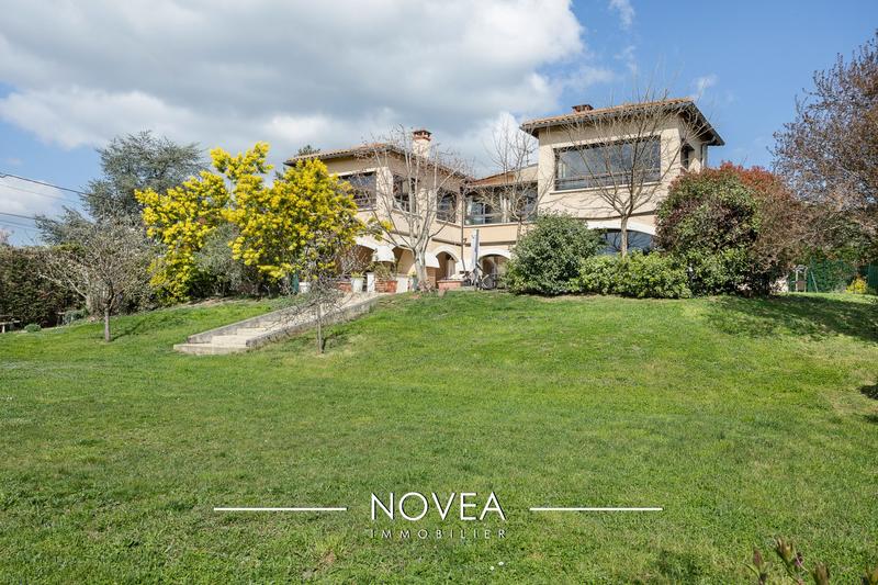 Maison - 242 m² - 10 pièces