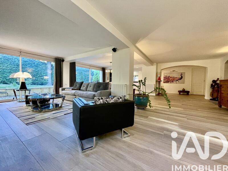 Maison - 246 m² - 9 pièces