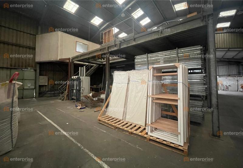 Entrepôt - 1 814 m²