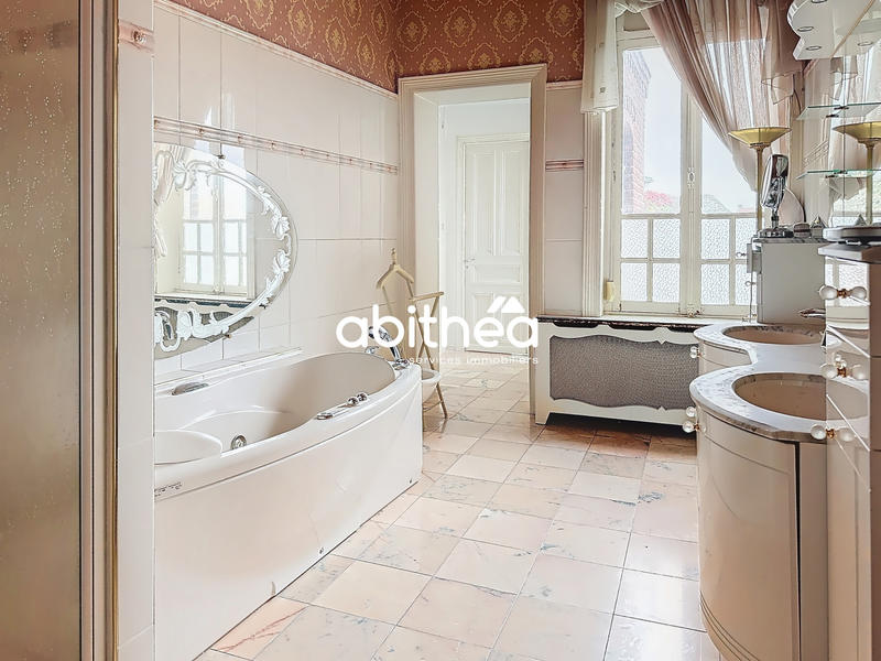 Maison - 257 m² - 9 pièces