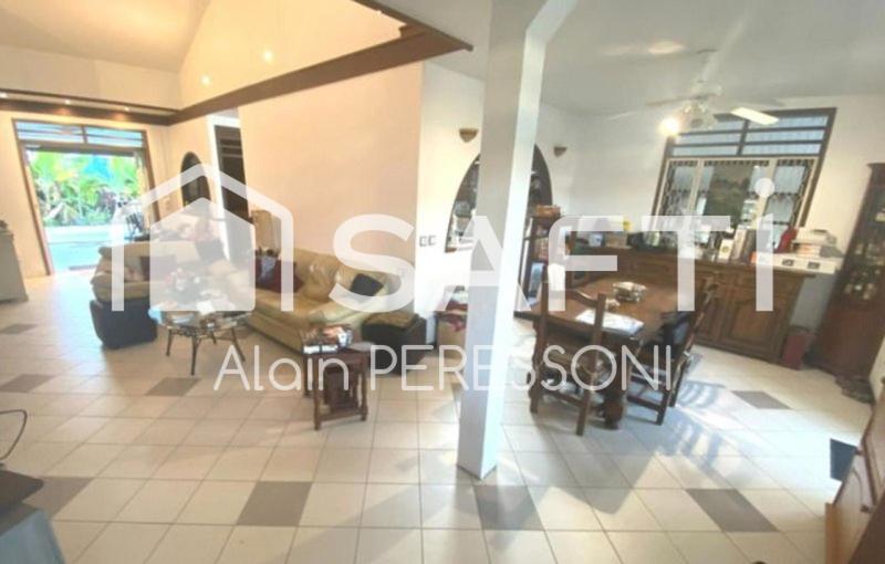 Maison - 230 m² - 8 pièces