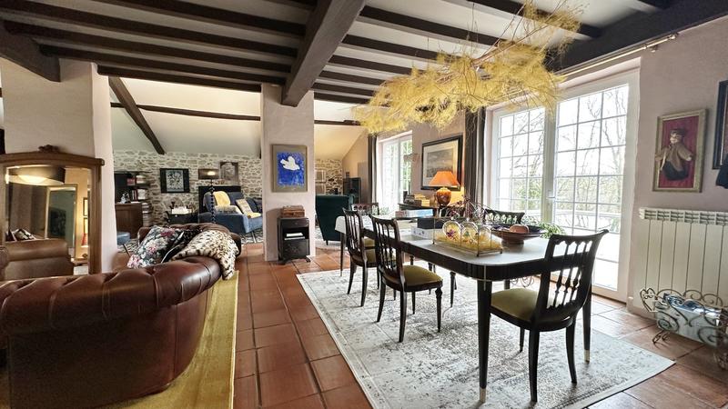 Maison - 230 m² - 7 pièces