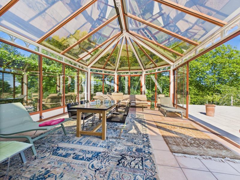 Maison - 470 m² - 15 pièces