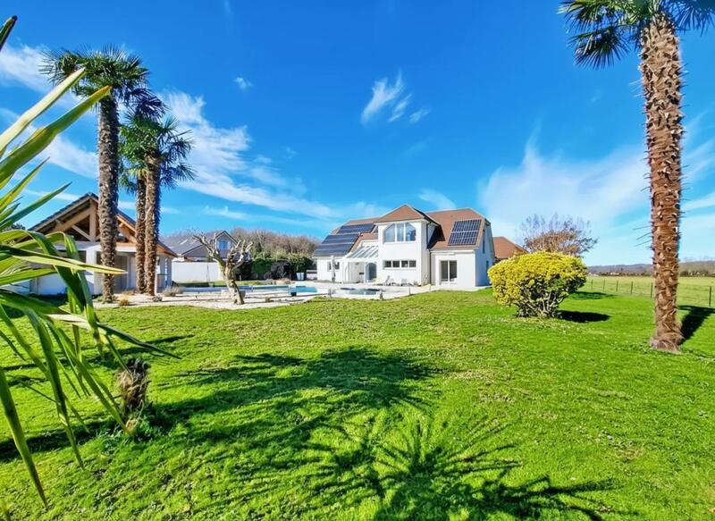 Maison - 220 m² - 7 pièces