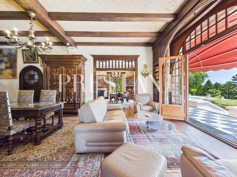 Maison - 470 m² - 15 pièces