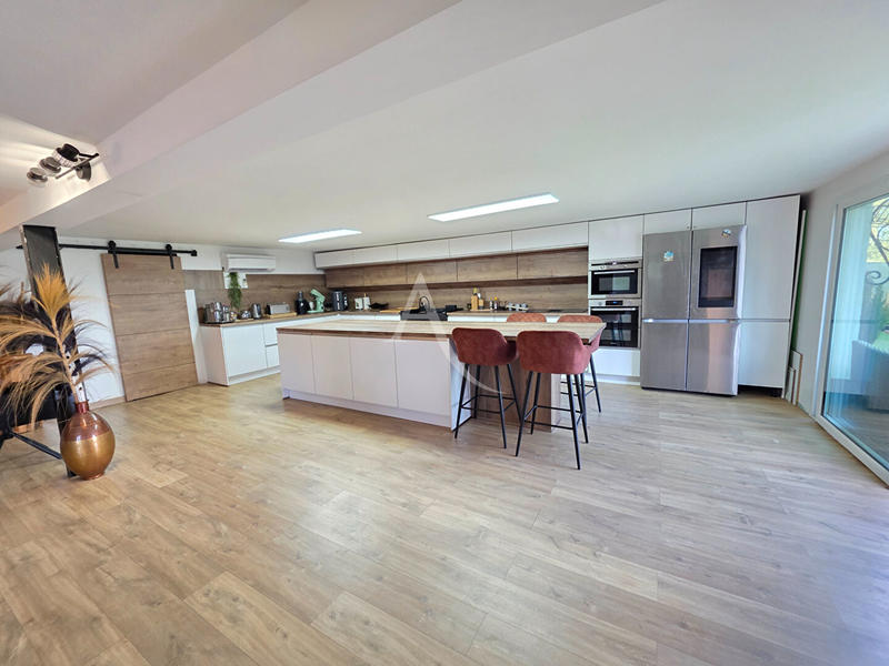 Maison - 202 m² - 6 pièces