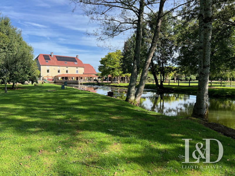 Maison - 411 m² - 11 pièces