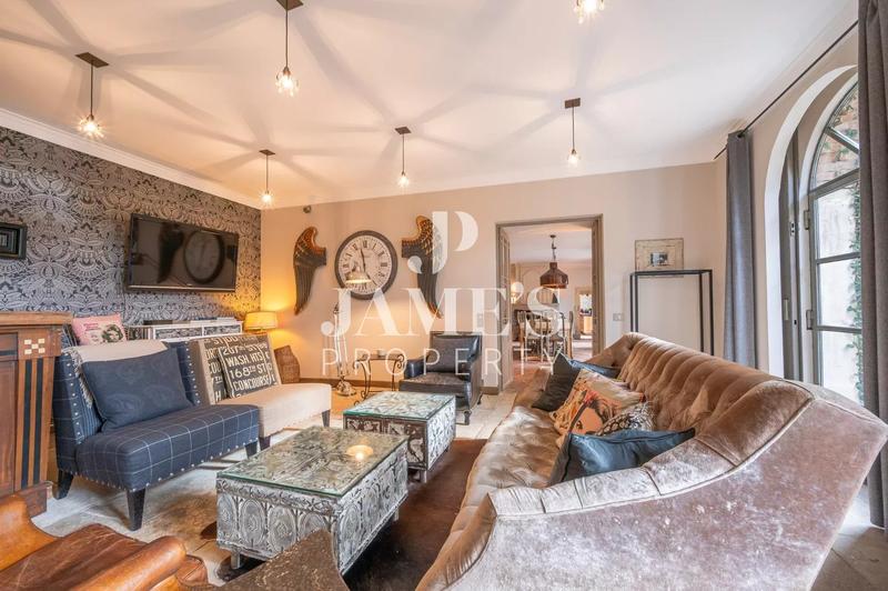 Maison - 330 m² - 8 pièces