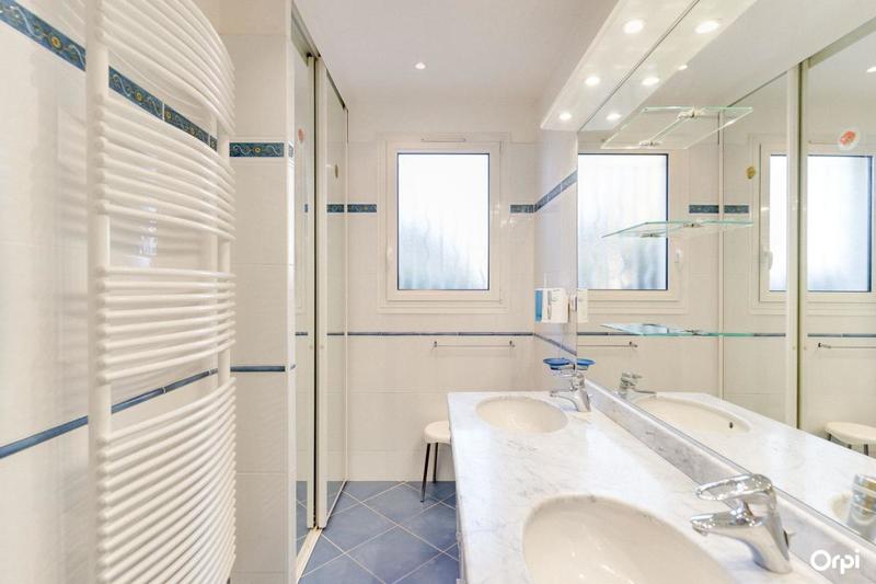 Maison - 220 m² - 5 pièces