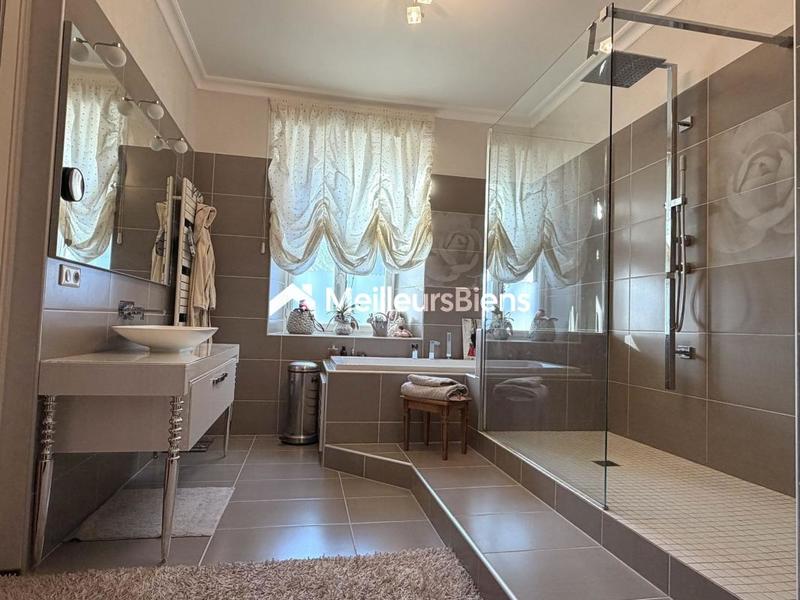 Maison - 375 m² - 12 pièces