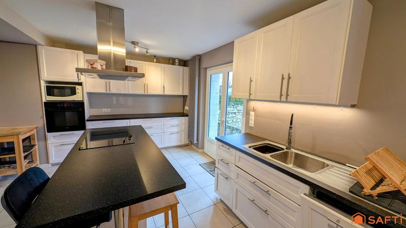 Maison - 218 m² - 9 pièces