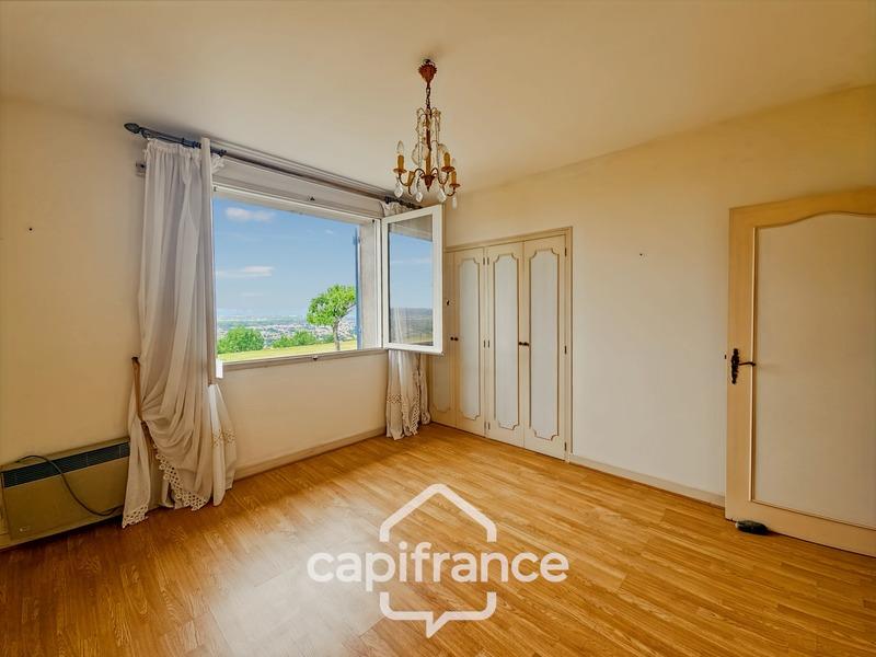 Maison - 235 m² - 7 pièces