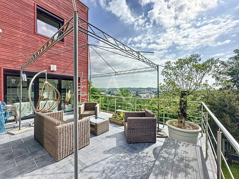 Maison - 225 m² - 8 pièces