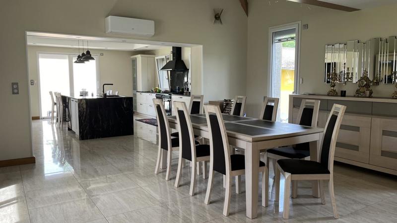 Maison - 330 m² - 10 pièces