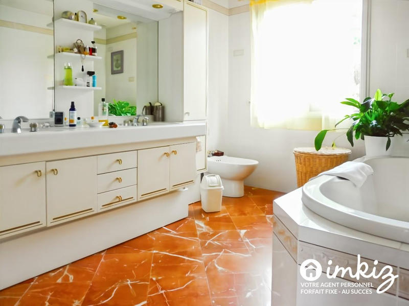 Maison - 269 m² - 10 pièces