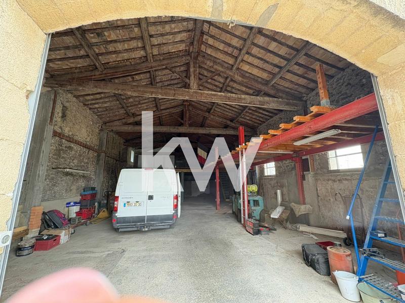 Maison - 650 m² - 4 pièces