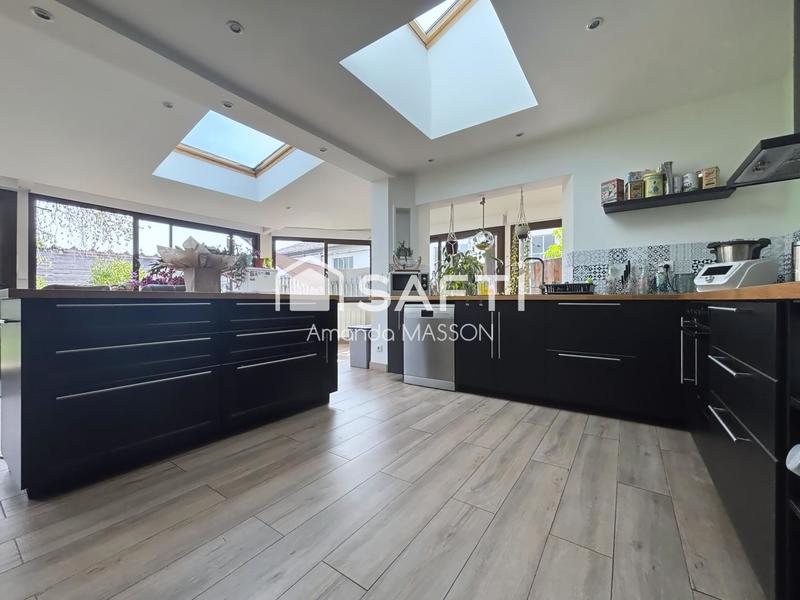 Maison - 222 m² - 8 pièces