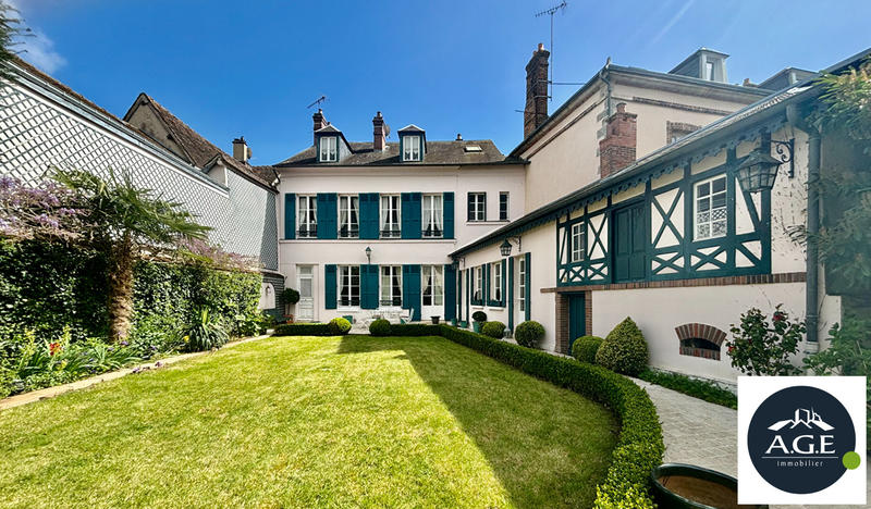 Maison - 270 m² - 9 pièces