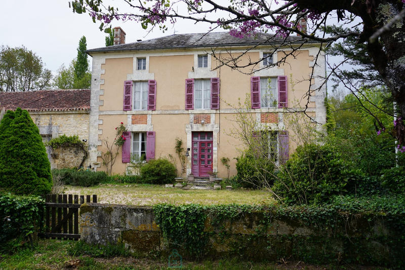 Maison - 330 m² - 9 pièces