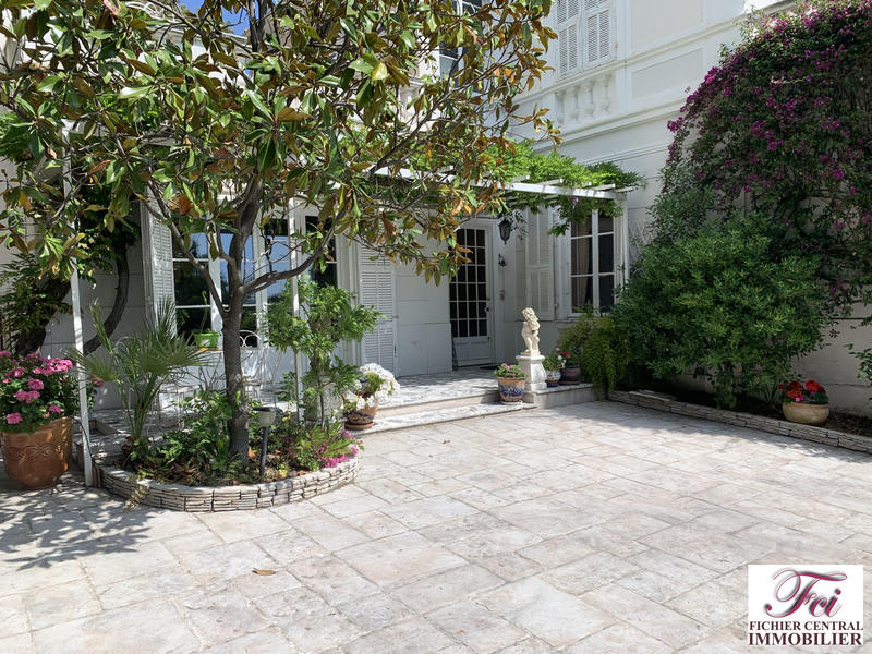 Villa - 310 m² - 11 pièces