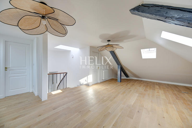 Maison - 383 m² - 9 pièces