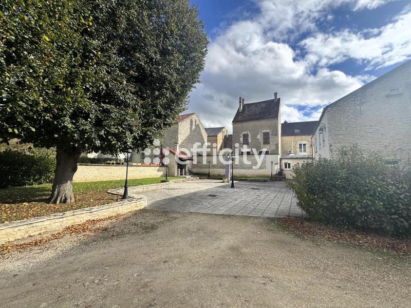 Maison - 355 m² - 13 pièces