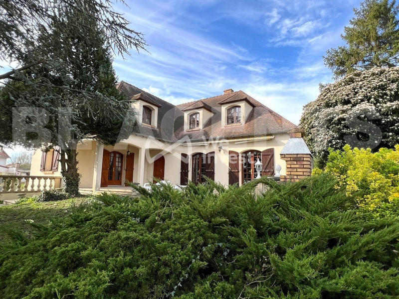 Maison - 205 m² - 9 pièces