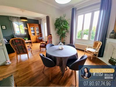 Demeure - 180 m² - 6 pièces