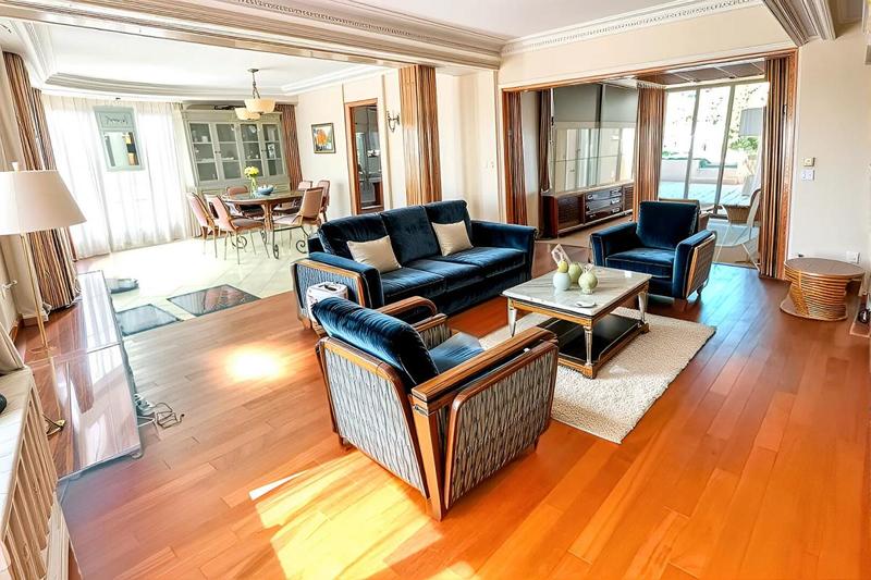 Maison - 200 m² - 13 pièces