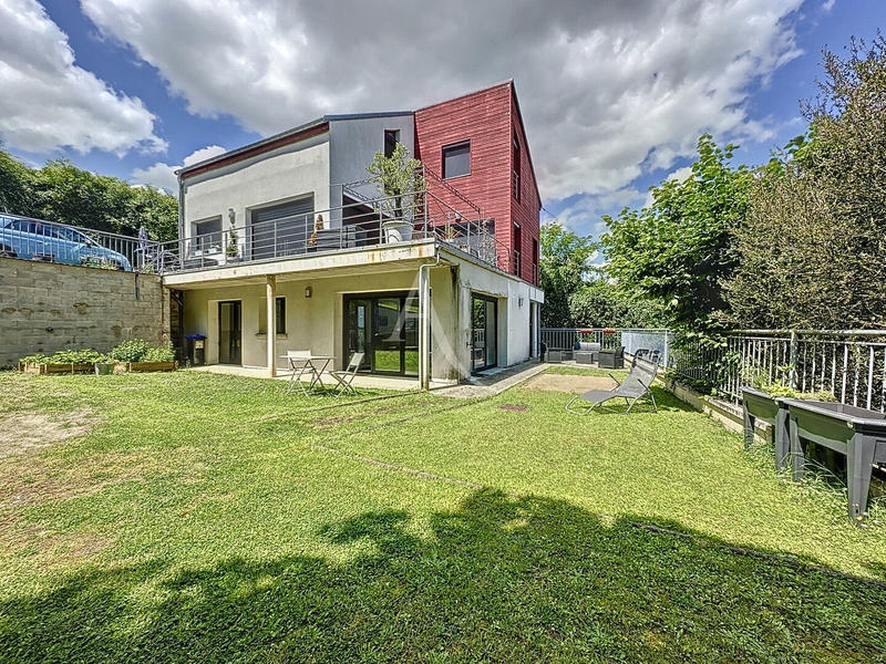 Maison - 225 m² - 8 pièces