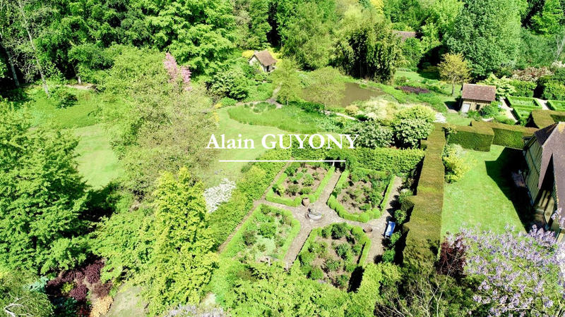 Maison - 875 m² - 25 pièces